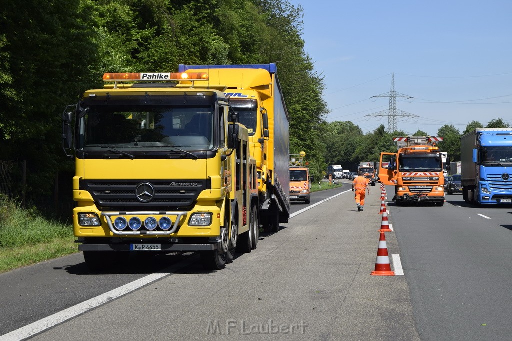 LKW in Boeschung A 3 Rich Frankfurt Hoehe Roesrath Lohmar P259.JPG - Miklos Laubert